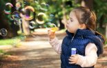 Niña pequeña jugando