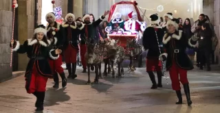 Papá Noel y sus renos en el desfile de Ourense por Navidad