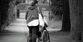 Cuidadora y silla de ruedas